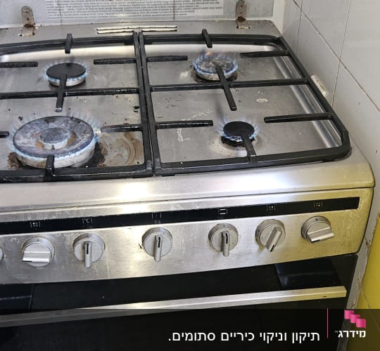 תנור גז עם כיריים במטבח